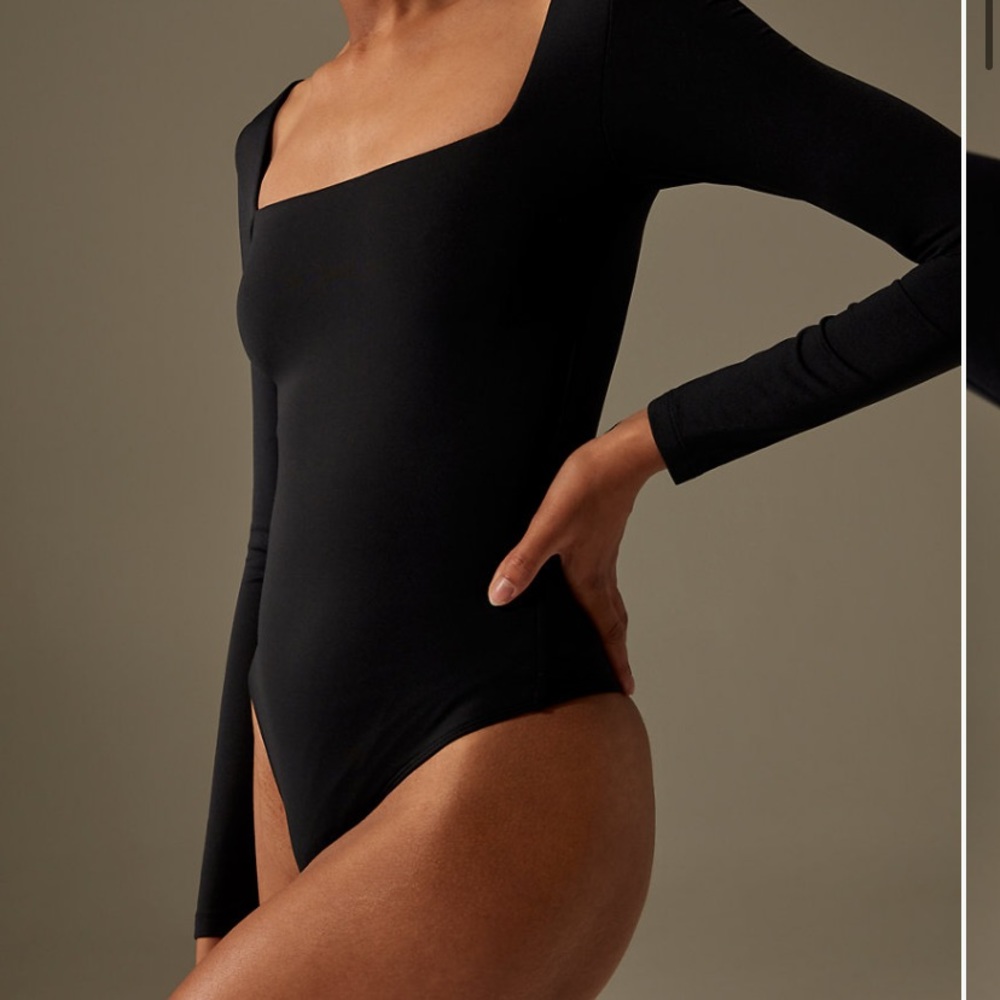 Aritzia babaton contour square neck longsleeve bodysuit